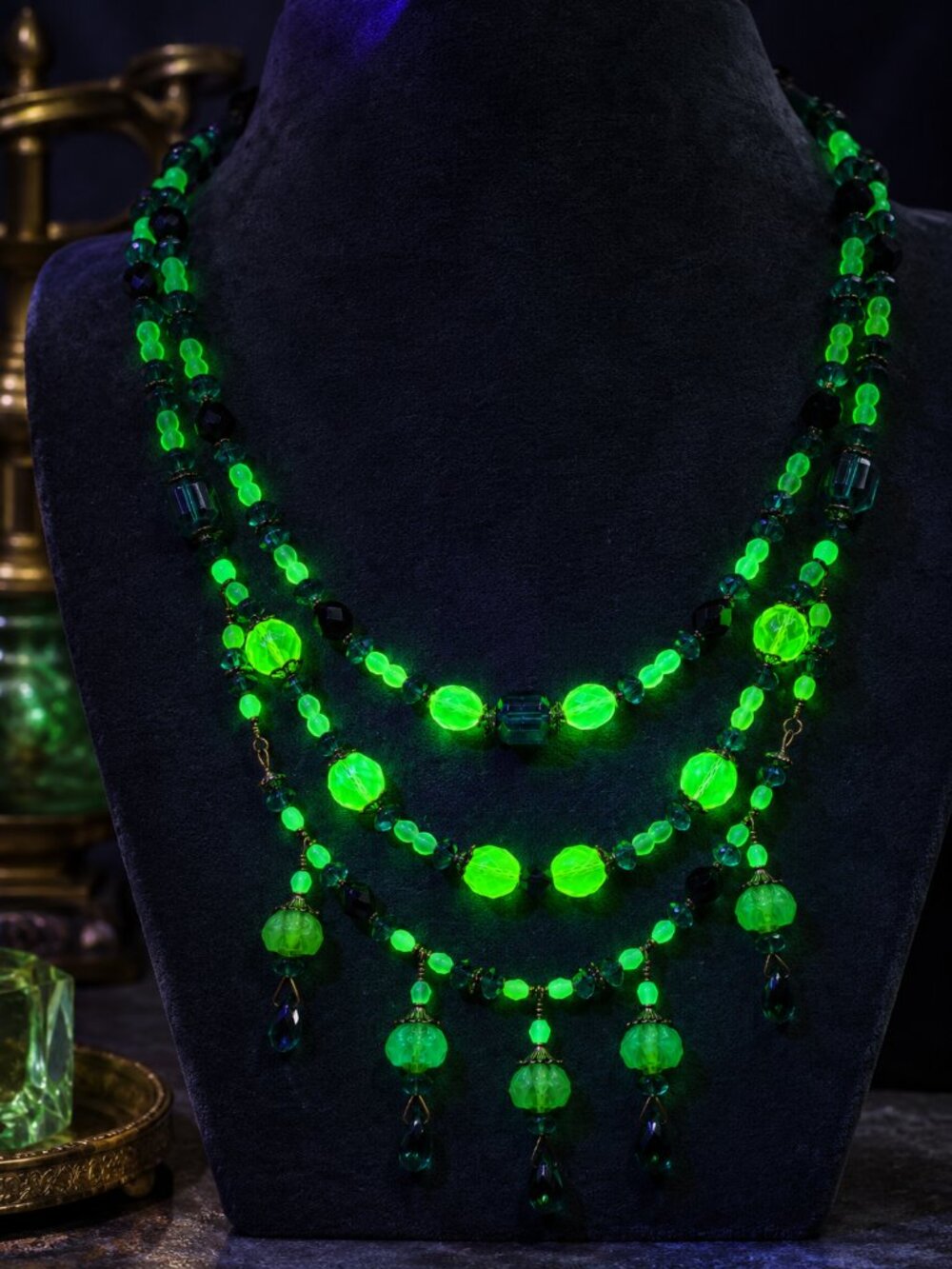 JB Originals – Urania -  Uranium Glass Necklace & Earring Set - Picture 4 of 17